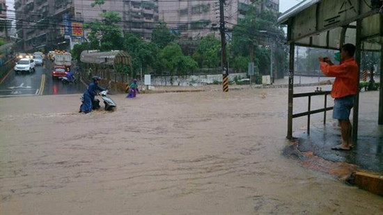 臺灣基隆下大雨街道滿是黃泥水網(wǎng)友：可以泛舟了