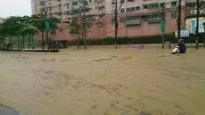 基隆大雨致多處淹水 網(wǎng)友質(zhì)疑氣象預(yù)報(bào)不準(zhǔn)