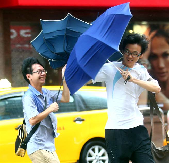 強(qiáng)颱風(fēng)逼近，臺北市區(qū)隨處可見傘花朵朵開