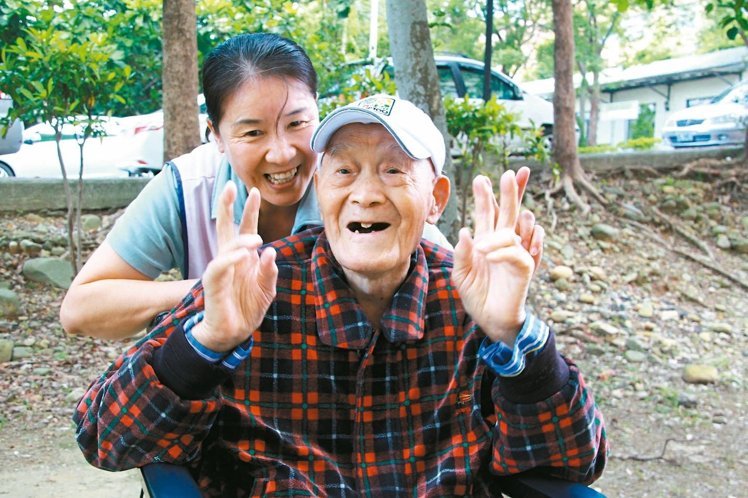 115歲楊之幹，個性隨和又愛笑，看護(hù)胡翠娥也喜歡和他相處。（《聯(lián)合報》 陳雨鑫攝）