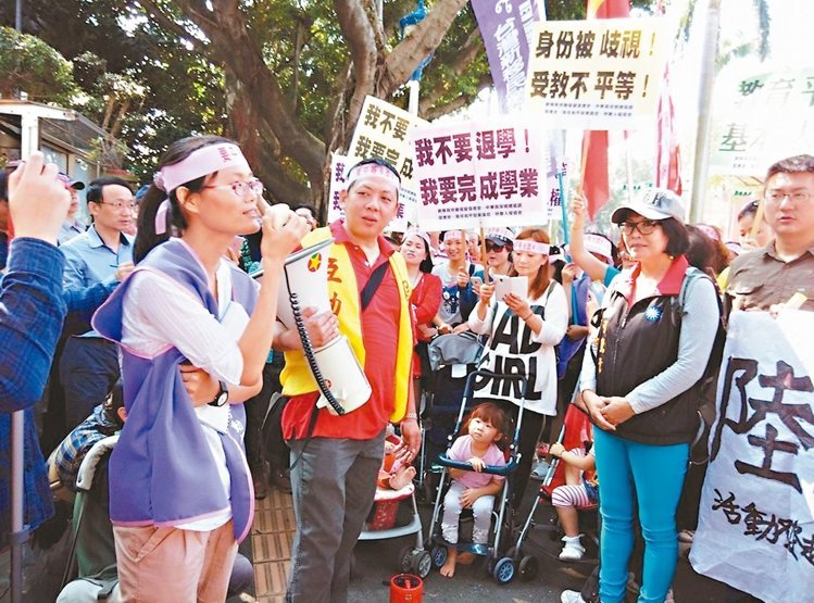 上百名大陸籍新住民日前到“教育部”前抗議，痛陳他們的子女在臺(tái)灣受教育未受到公平對待。（圖/《聯(lián)合報(bào)》）