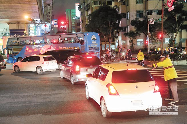 近日臺北市區(qū)塞車嚴重引爆民怨