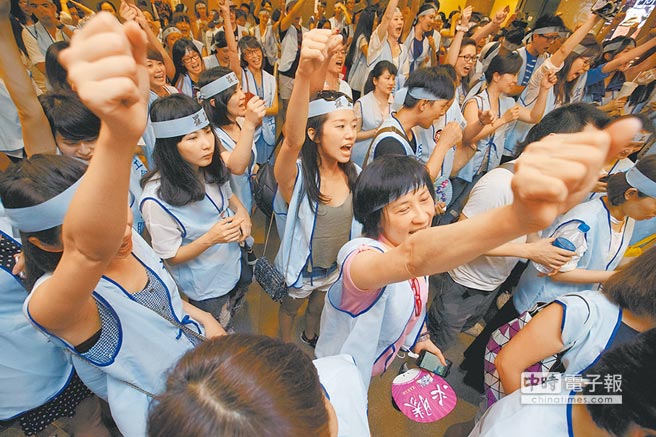 響應(yīng)的空服員們在華航臺北總公司前高喊“空服員罷工，一定成功”。