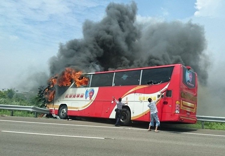 臺灣一遊覽車發(fā)生火燒車事故，已致26人死亡