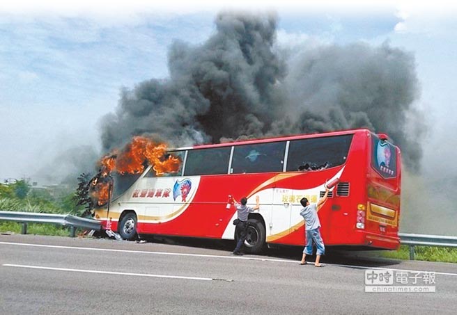 臺(tái)失火遊覽車26具遺體入殯儀館 經(jīng)聲雨聲陣陣哀鳴