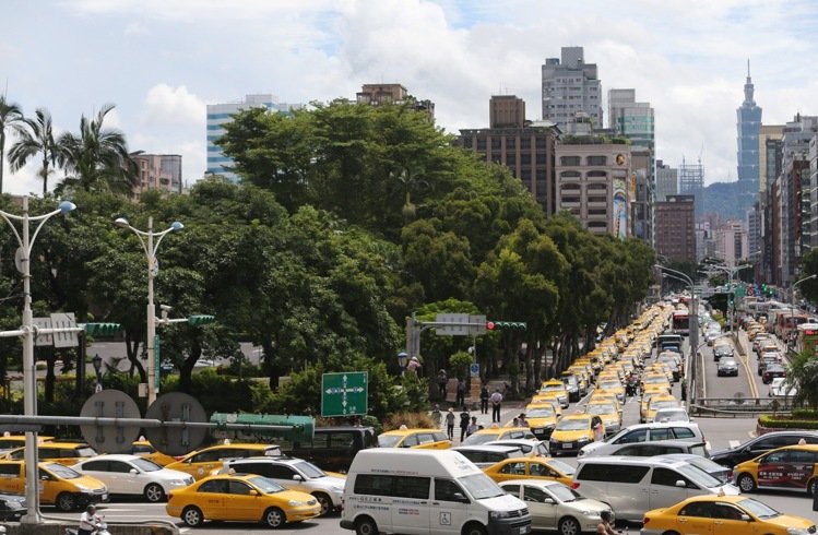   臺灣百輛計程車癱瘓道路，抗議當局對Uber態(tài)度反覆。（圖片來源：臺灣《聯(lián)合報》）