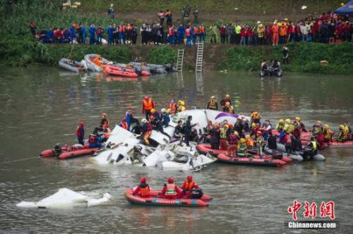 資料圖:2015年2月4日上午,搭載58人的臺(tái)灣復(fù)興航空GE-235班機(jī)從臺(tái)北松山機(jī)場(chǎng)起飛後不久墜入基隆河。<a target='_blank' ><p  align=