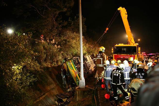 臺(tái)灣遊覽車翻覆案 司機(jī)死因初判為肺部挫傷