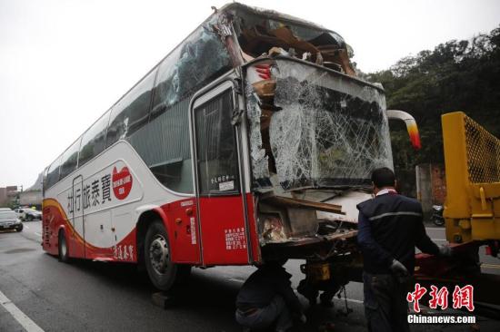 3月6日，臺灣一輛載有大陸旅遊團(tuán)的遊覽車在新北市萬里區(qū)撞到民宅。據(jù)臺灣新北市消防局通報，車上23名大陸乘客和1名臺灣導(dǎo)遊均平安，但駕駛員失去生命跡象。圖為遊覽車被拖出事發(fā)點。<a target='_blank' ><p  align=