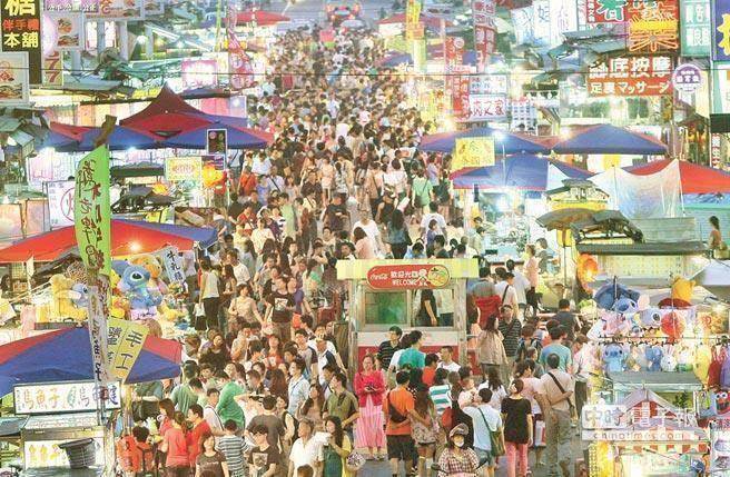 陸客赴臺(tái)觀光人數(shù)急速縮減，圖為過(guò)去六合夜市榮景