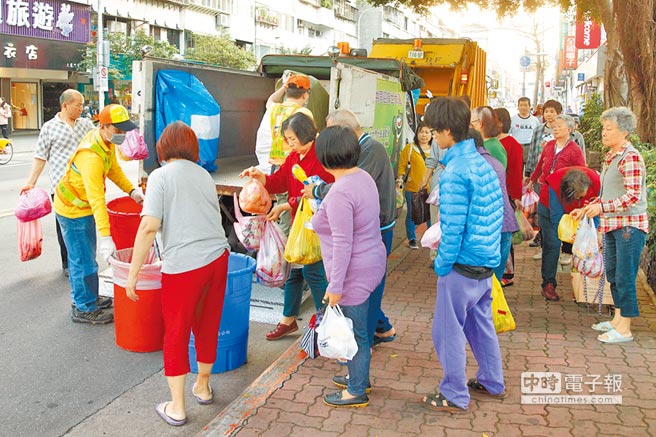 “一例一休”造成臺灣産業(yè)動蕩，而臺北市清潔隊員亦傳出在假日人力不足的狀況