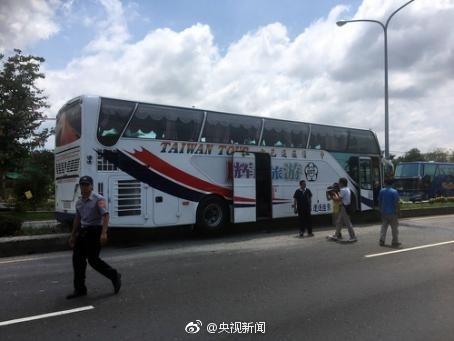 臺遊覽車撞上安全島6人輕傷司機是否疲勞駕駛待查