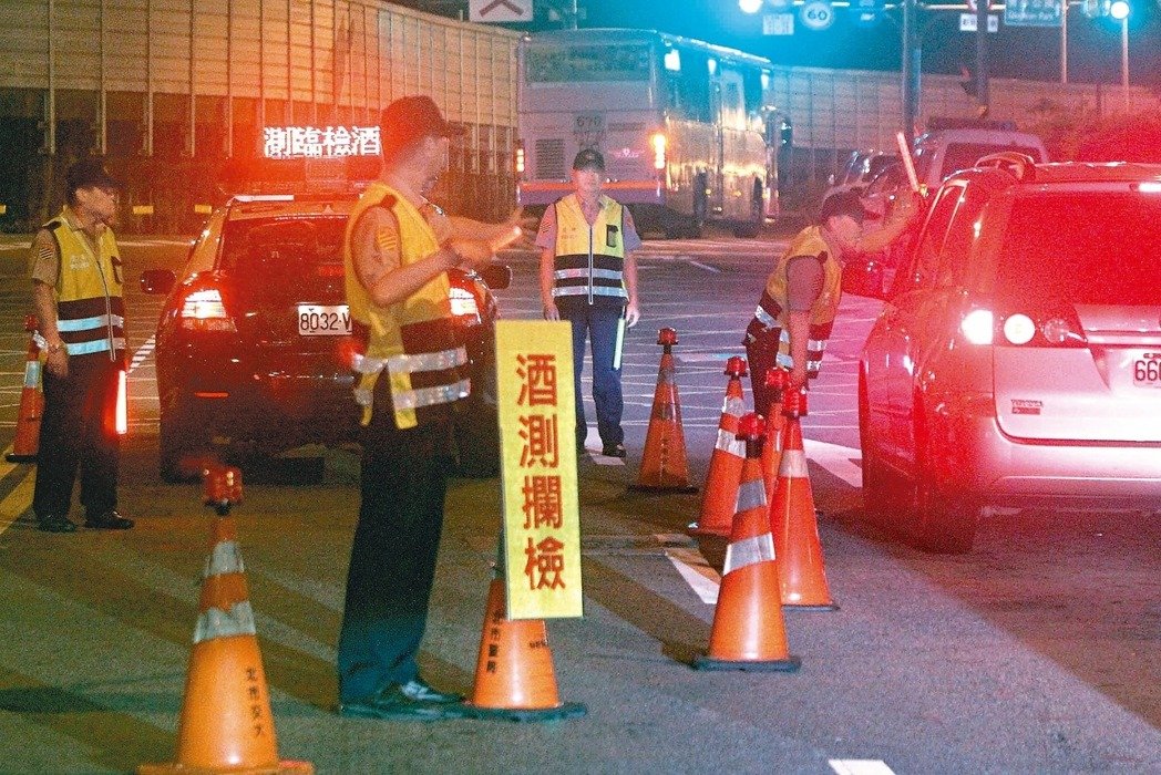 酒駕累犯需掛特殊車牌 臺學(xué)者諷:乾脆頭部植入警示燈