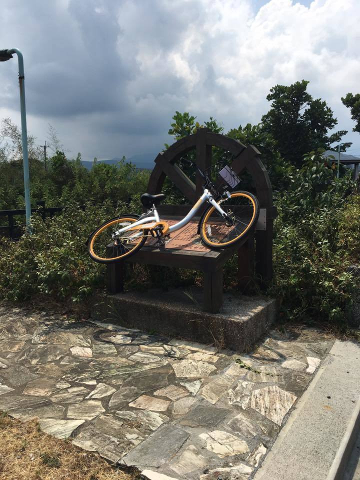 臺灣共用單車oBike遭惡搞 數(shù)十輛車被丟進溪裏泡水