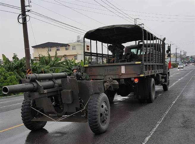 臺灣彰化一小貨車追撞軍車 擋風(fēng)玻璃慘遭炮管刺穿