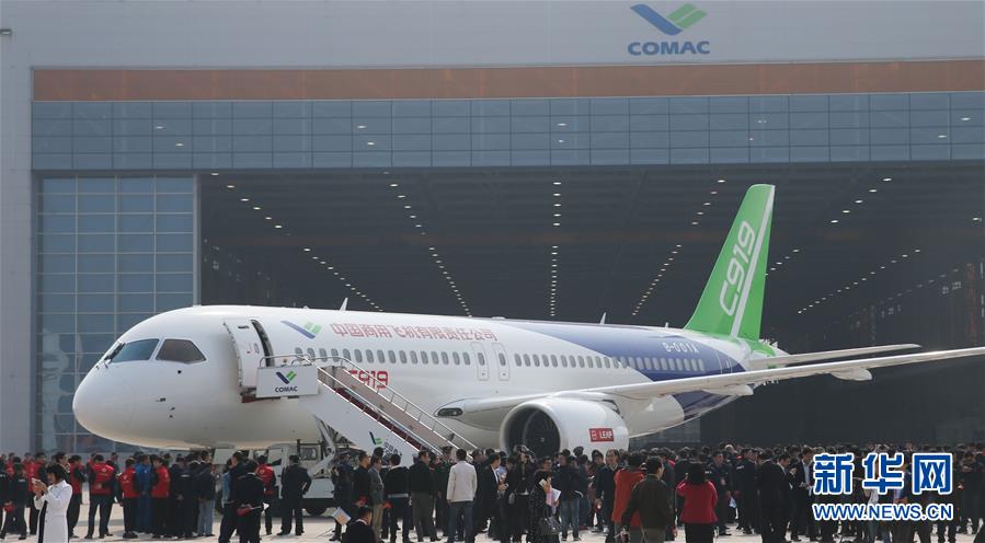 2015年11月2日，C919首架機(jī)停在總裝製造中心浦東基地廠房外。