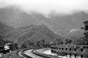 與雲(yún)居寺比鄰的石經(jīng)山景區(qū)向遊人試開(kāi)放，到今年年底一直免費(fèi)。