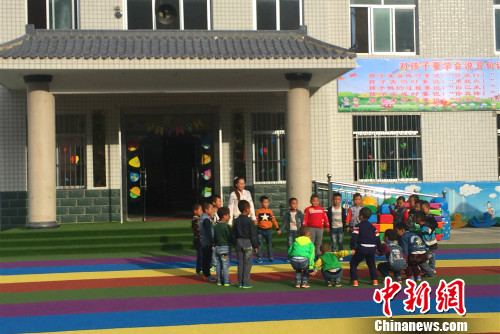 南梁中心幼兒園的小朋友在老師的帶領下玩遊戲。中新網(wǎng) 種卿 攝