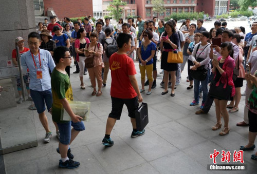 　　資料圖：2015年6月13日，考生走出中國人民大學自主招生考試考場。中新社發(fā) 侯宇 攝