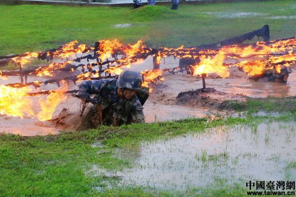 “同心共築強軍夢”網(wǎng)路媒體國防行活動採訪團走進海軍陸戰(zhàn)隊某旅。（臺灣網(wǎng) 尹賽楠 攝）　　