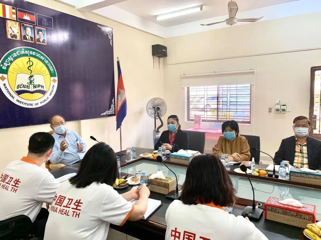  3月23日，中國援柬抗疫醫(yī)療專家組與柬埔寨衛(wèi)生部會談。新華社發(fā)（專家組供圖）