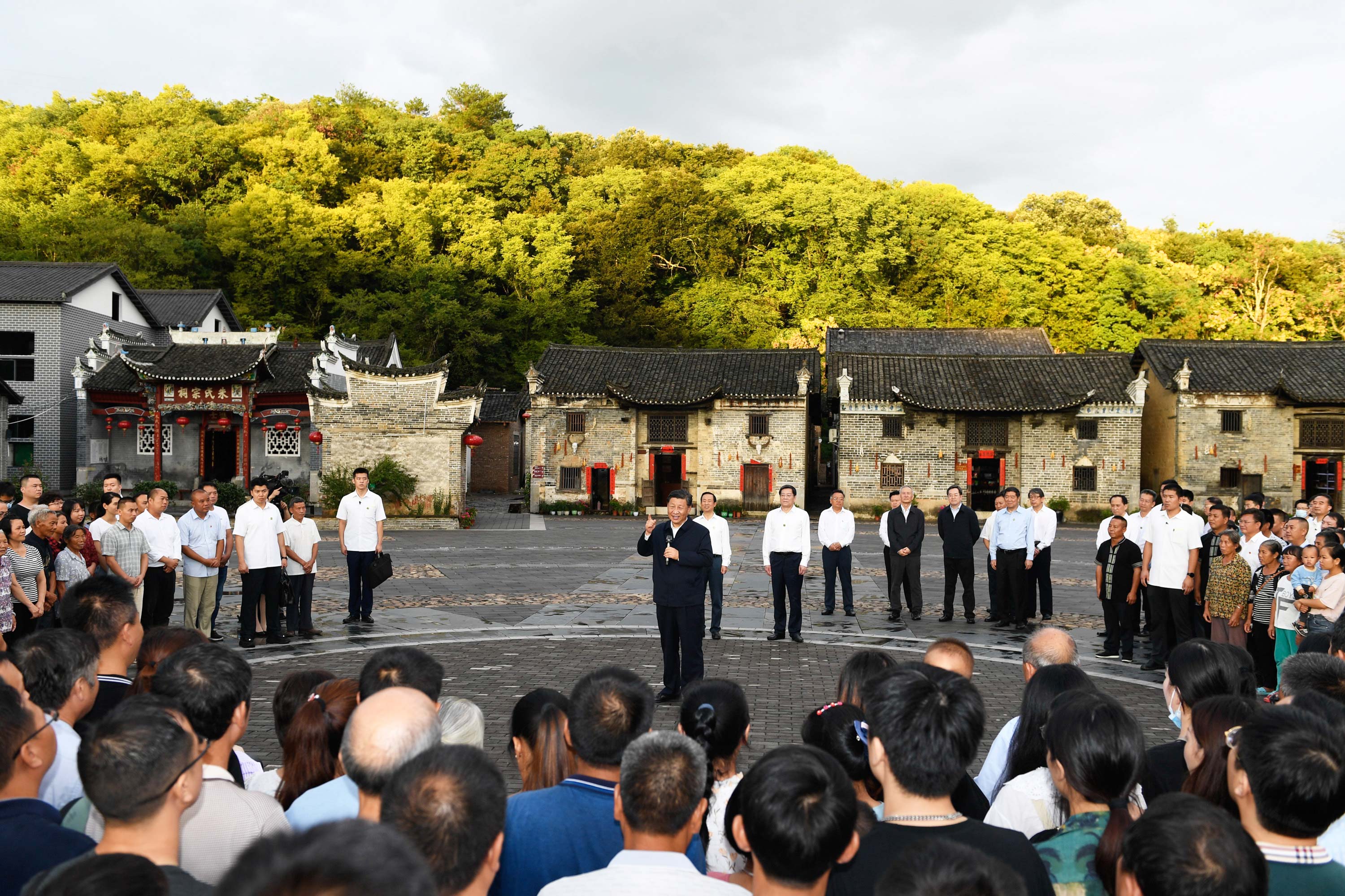 9月16日至18日，中共中央總書記、國家主席、中央軍委主席習(xí)近平在湖南考察。這是16日下午，習(xí)近平在郴州市汝城縣文明瑤族鄉(xiāng)沙洲瑤族村，同村民和遊客們親切交流。