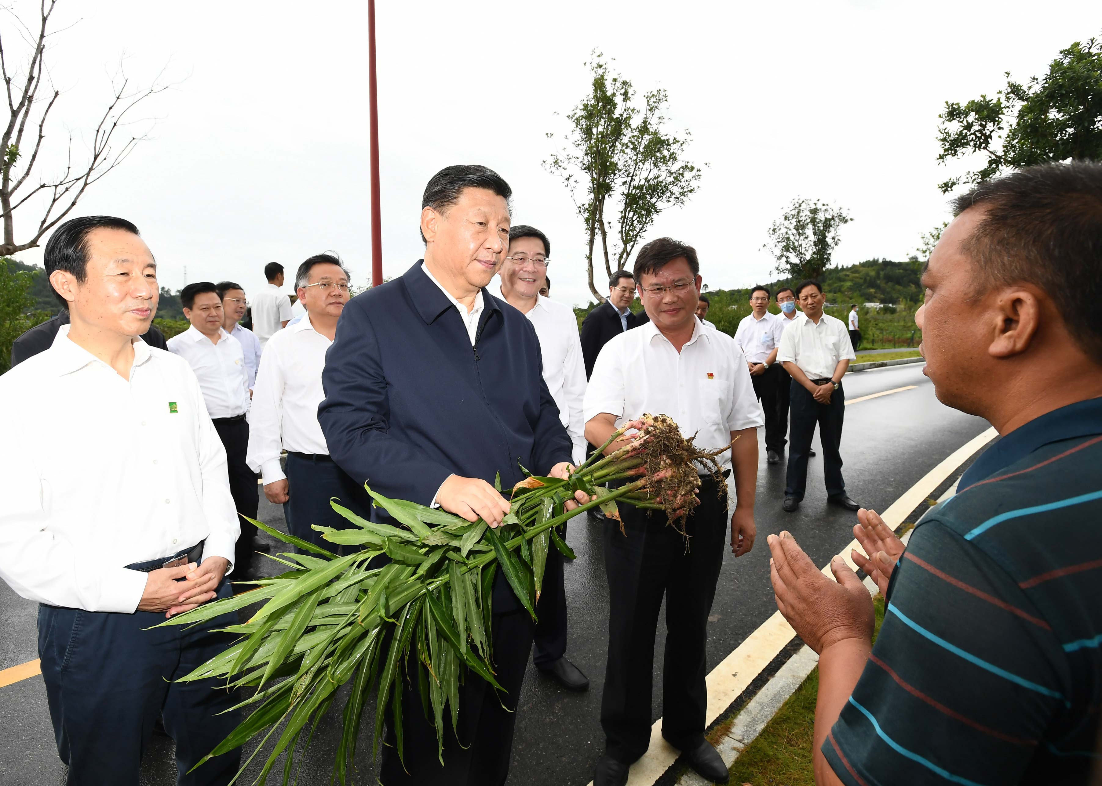 9月16日至18日，中共中央總書記、國家主席、中央軍委主席習(xí)近平在湖南考察。這是16日下午，習(xí)近平在郴州市汝城縣文明瑤族鄉(xiāng)沙洲瑤族村沙洲現(xiàn)代農(nóng)旅示範(fàn)基地，了解扶貧産業(yè)發(fā)展和增收情況。