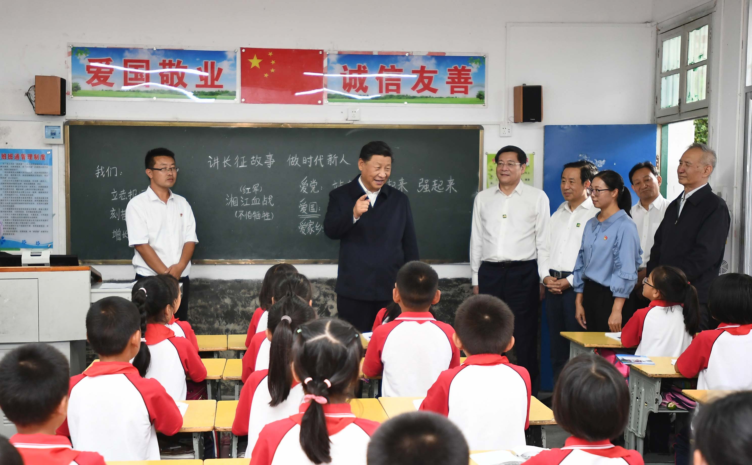 9月16日至18日，中共中央總書記、國家主席、中央軍委主席習(xí)近平在湖南考察。這是16日下午，習(xí)近平在郴州市汝城縣文明瑤族鄉(xiāng)第一片小學(xué)，同正在上思政課的同學(xué)們親切交流。