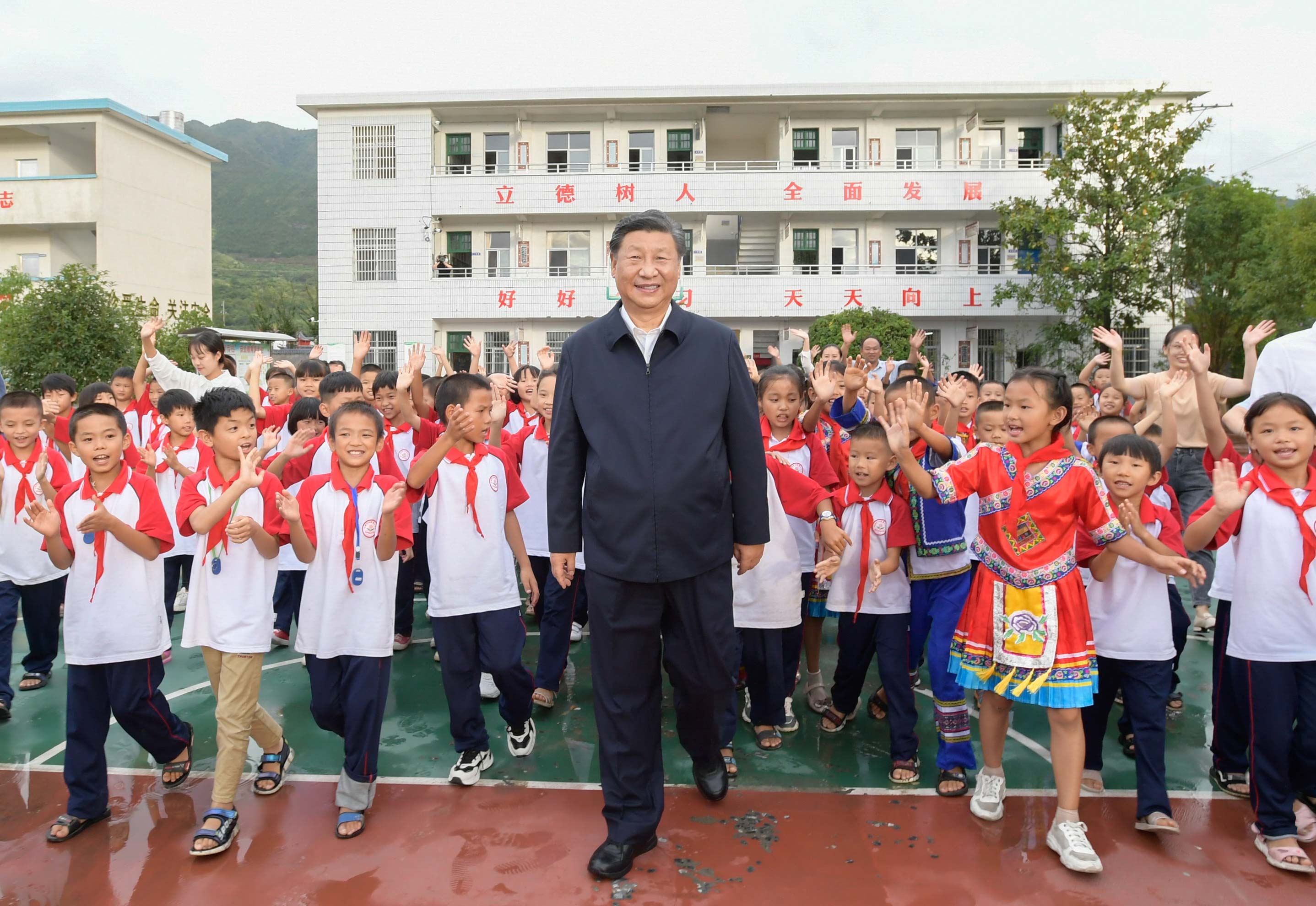 9月16日至18日，中共中央總書記、國家主席、中央軍委主席習(xí)近平在湖南考察。這是16日下午，在郴州市汝城縣文明瑤族鄉(xiāng)第一片小學(xué)，師生們簇?fù)碇?xí)近平步出校園。