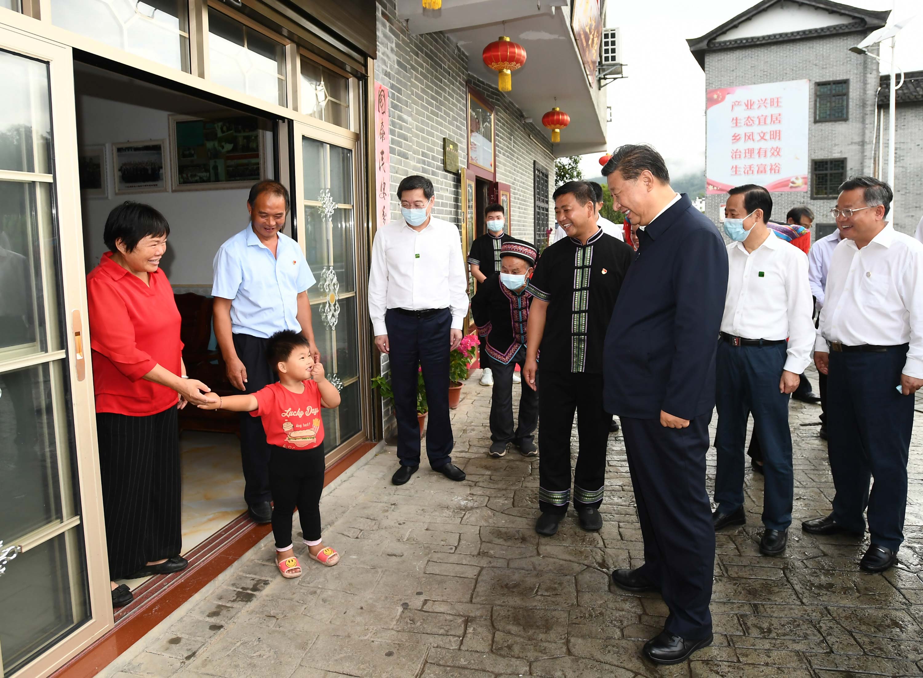 9月16日至18日，中共中央總書記、國家主席、中央軍委主席習(xí)近平在湖南考察。這是16日下午，習(xí)近平在郴州市汝城縣文明瑤族鄉(xiāng)沙洲瑤族村察看村容村貌，同村民親切交談。