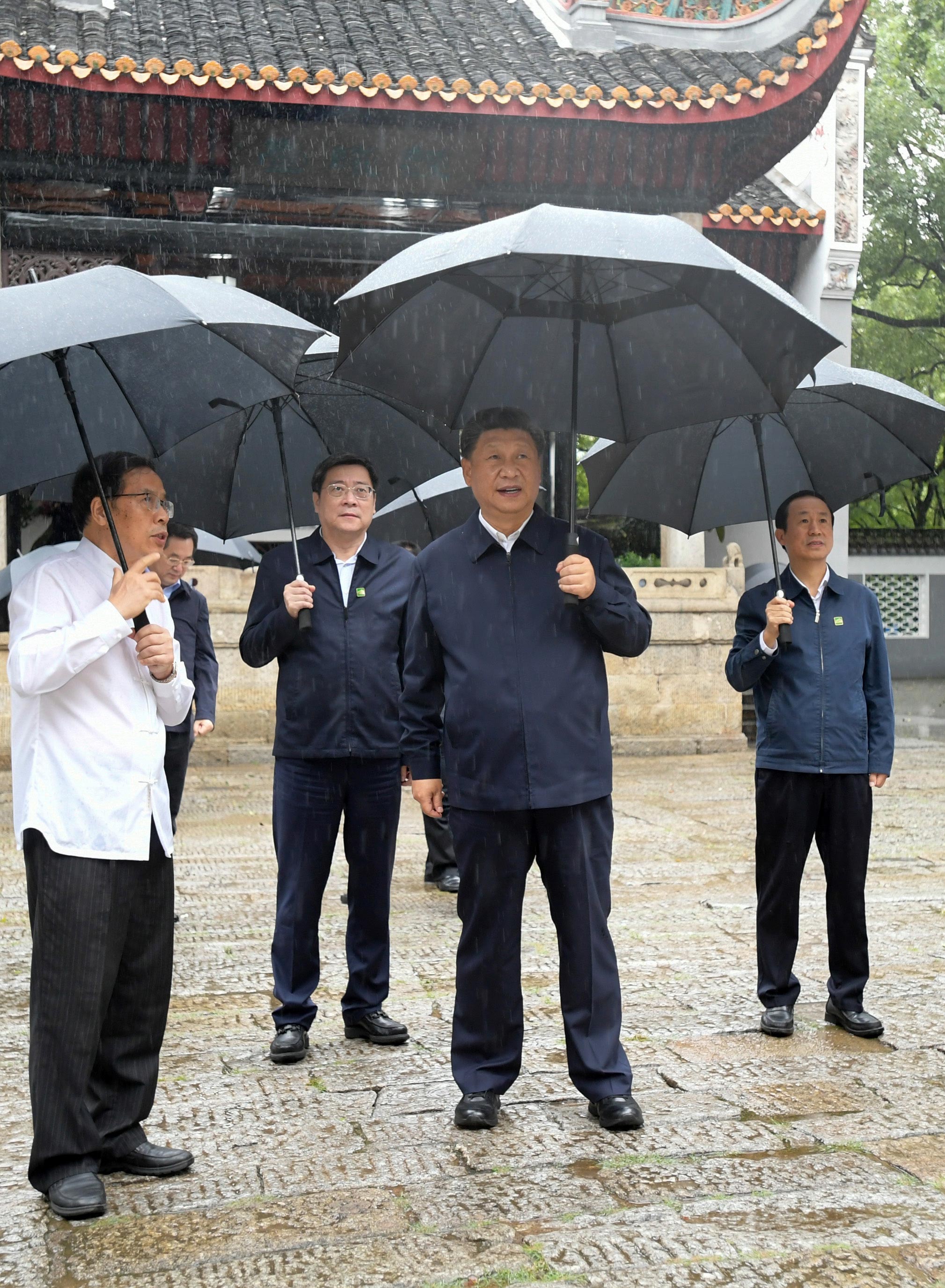 9月16日至18日，中共中央總書記、國家主席、中央軍委主席習(xí)近平在湖南考察。這是17日下午，習(xí)近平在湖南大學(xué)岳麓書院考察調(diào)研，了解人才培養(yǎng)、文化傳承等情況。