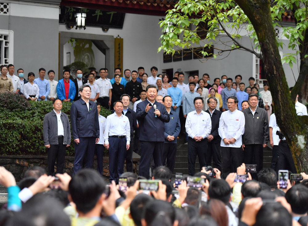 9月16日至18日，中共中央總書記、國家主席、中央軍委主席習(xí)近平在湖南考察。這是17日下午，習(xí)近平在湖南大學(xué)考察時，同師生們親切交流。