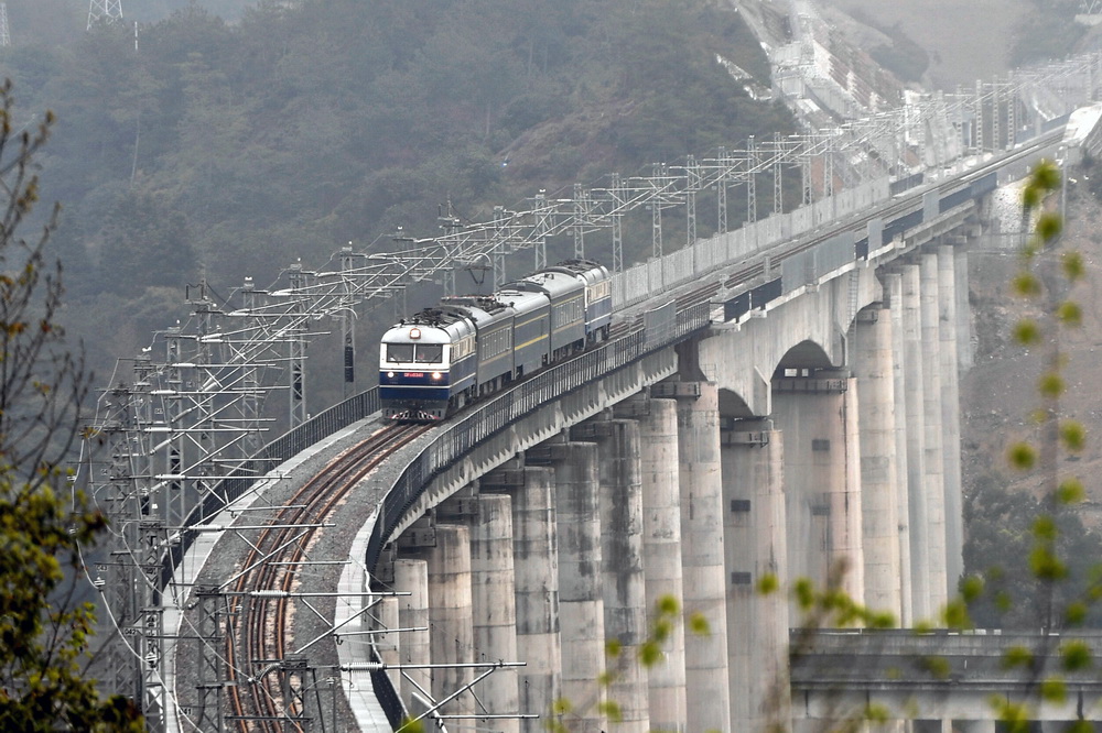 3月18日，動(dòng)態(tài)檢測(cè)列車行駛在金臺(tái)鐵路臺(tái)州市仙居縣境內(nèi)的線路上。