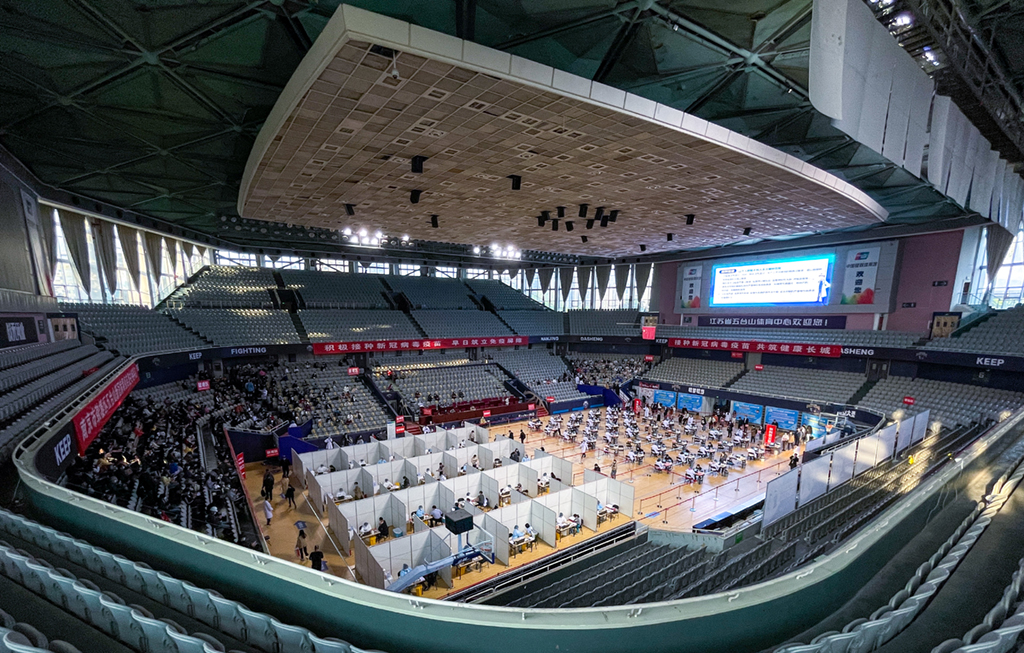 4月9日，市民在南京市鼓樓區(qū)五臺(tái)山體育中心設(shè)置的新冠病毒疫苗集中接種點(diǎn)接種疫苗。