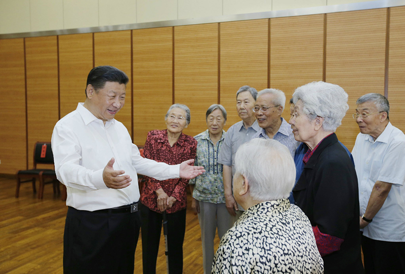 2016年9月9日，習(xí)近平總書記在北京市八一學(xué)校同母校老教師們親切交談。