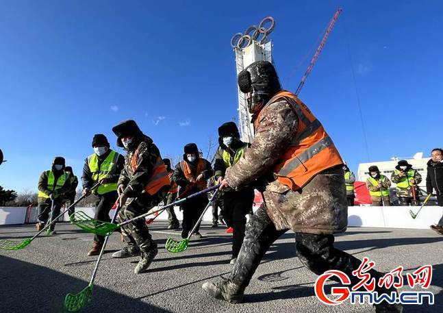 冬奧倒計(jì)時(shí)丨“奧運(yùn)五環(huán)”亮相長城腳下 建設(shè)者體驗(yàn)冰雪運(yùn)動為冬奧加油