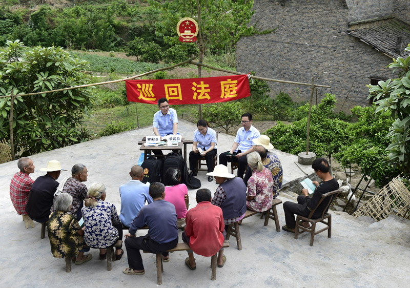 2018年4月12日，重慶市雲(yún)陽(yáng)縣人民法院“水上巡迴法庭”工作人員在庭審結(jié)束後向高陽(yáng)鎮(zhèn)團(tuán)堡村村民進(jìn)行普法宣傳。