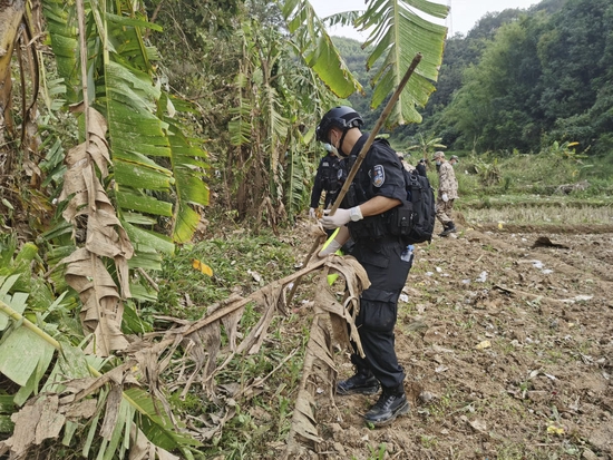 ↑3月21日，廣西藤縣公安局民警在墜機(jī)現(xiàn)場周邊搜救（手機(jī)照片）。新華社發(fā)（廣西藤縣公安局供圖）