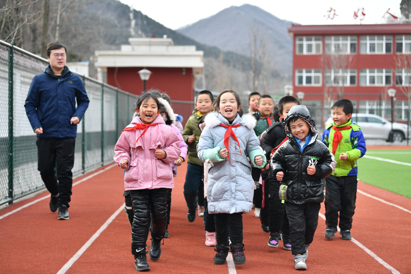 2020年12月29日，陜西省銅川市耀州區(qū)照金鎮(zhèn)北梁紅軍小學(xué)學(xué)生在操場跑步。