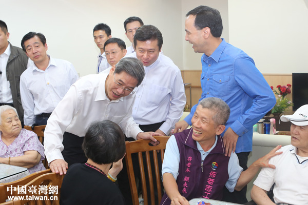 時政，兩岸關(guān)係，國臺辦主任張志軍前往新北市土城頂埔公共托老中心參訪，與老人閒話家常。