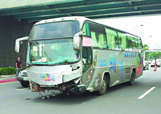 臺北市內(nèi)湖9日發(fā)生連環(huán)車禍，1輛遊覽車疑似剎車失靈，追撞1輛計程車及4輛轎車，造成1死3傷