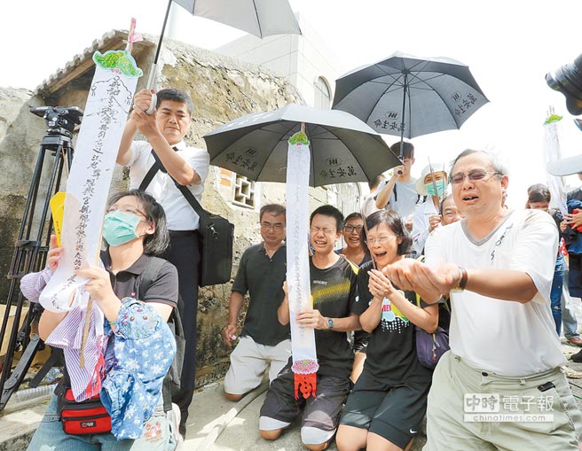 復興航空班機在澎湖墜毀，痛失至親的家屬24日在空難現(xiàn)場招魂，情緒崩潰傷心不已。