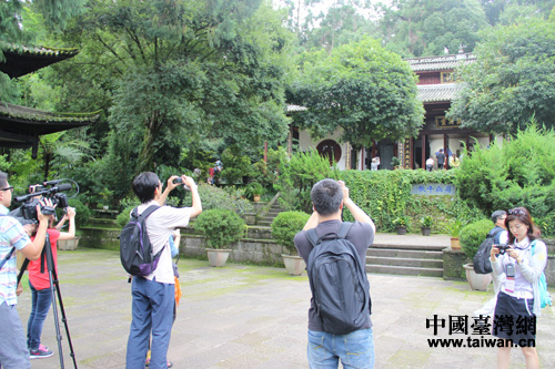 兩岸記者瞻仰國殤墓園忠烈祠