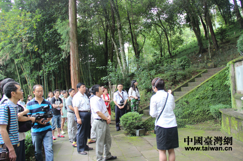 兩岸記者參觀中國遠(yuǎn)征軍陣亡將士墓碑山