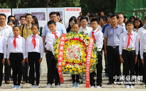 海峽兩岸記者聯(lián)合採(cǎi)訪團(tuán)和當(dāng)?shù)貙W(xué)生一道公祭中國(guó)遠(yuǎn)征軍抗日英烈