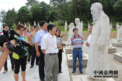 陳院鋒向採訪團介紹中國遠征軍雕塑群