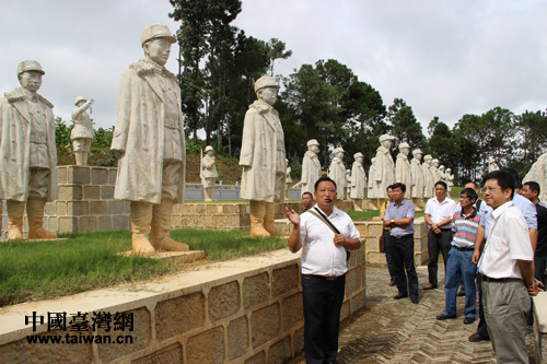 陳院鋒向採訪團介紹中國遠(yuǎn)征軍雕塑群