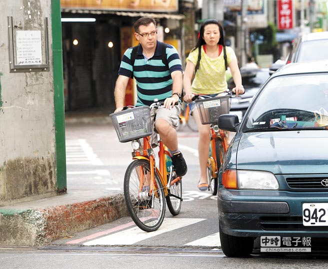 國民黨臺(tái)北市長參選人連勝文日前才提出YouBike政策，但“車不讓人”的投訴卻越來越多，今年至今已超過700件。昨（31）日被問到相關(guān)情形該如何因應(yīng)時(shí)表示，計(jì)劃將臺(tái)北市的自行車道長度增加至70公里，希望解決潛在的交通事故問題。