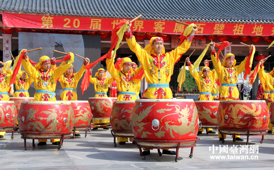 祭祀現(xiàn)場鑼鼓聲天。