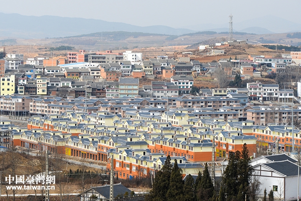 今天的畢節(jié)市迤那鎮(zhèn)，已經(jīng)蓋起了大片的村名遷居房。